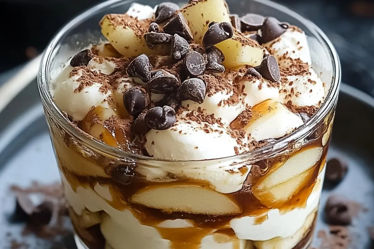 Tiramisu d’Hiver aux Pommes Caramélisées et Éclats de Chocolat