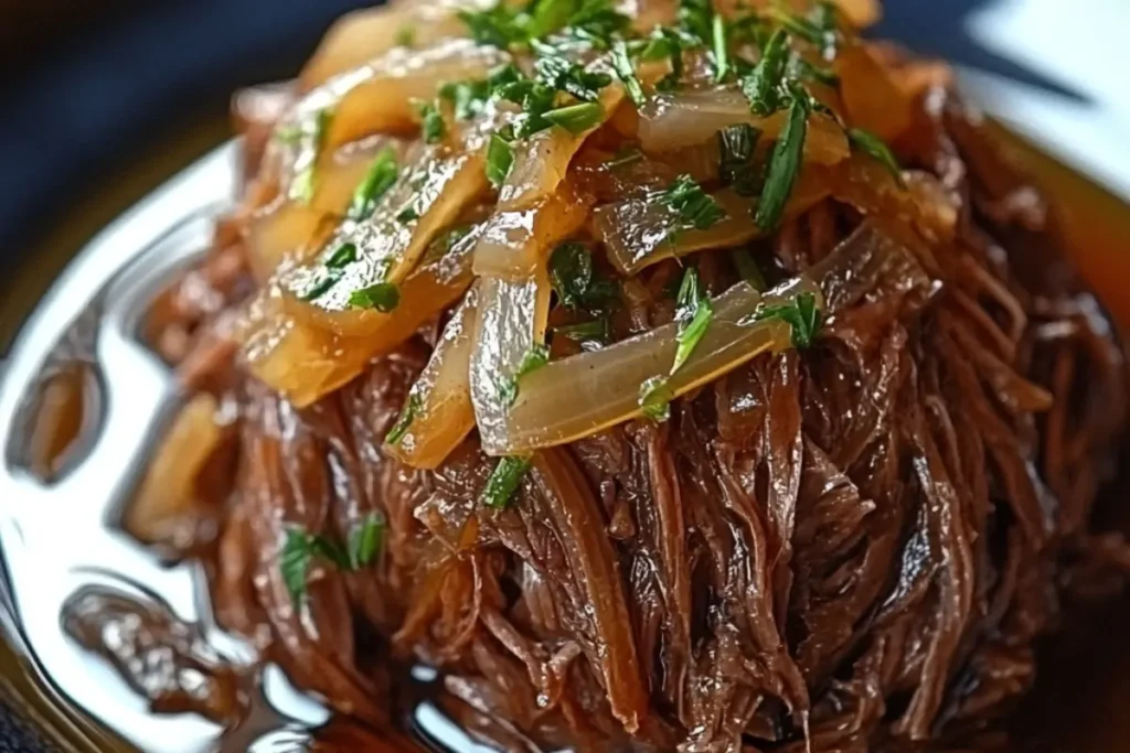 Bœuf Effiloché Fondant aux Oignons et Bouillon Savoureux