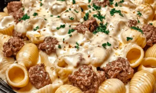 Pâtes aux Coquilles et Bœuf dans une Sauce Crémeuse à l’Ail et au Parmesan