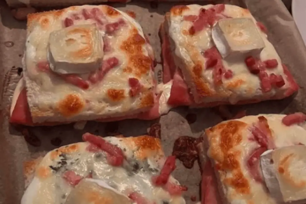 Croque-monsieur gratiné aux lardons et fromage de chèvre : Un classique revisité avec gourmandise
